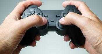 Controller für Spielekonsole in den Händen aus der Ego-Perspektive