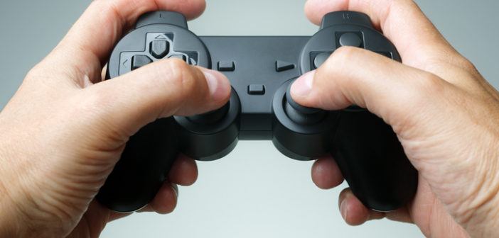 Controller für Spielekonsole in den Händen aus der Ego-Perspektive