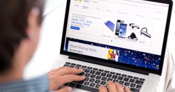 Gebrauchtes Online verkaufen – Top 3 Möglichkeiten vorgestellt Mann verkauft auf Ebay