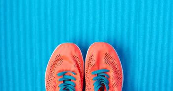 Zurück in die Zukunft als Inspiration: Der HyperAdapt von Nike Orange Laufschuhe mit Schnürsenkeln auf blauen Grund