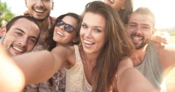 Eine Gruppe an Freunden macht ein Gruppenselfie