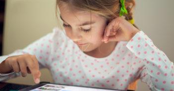 Kind programmiert Lernroboter am Tablet
