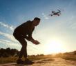 Junge steuert eine Drohne im Sonnenschein