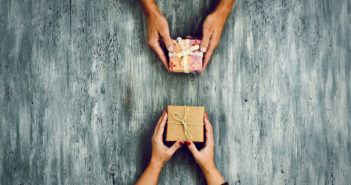 Zwei Weihnachtsgeschenke werden getauscht