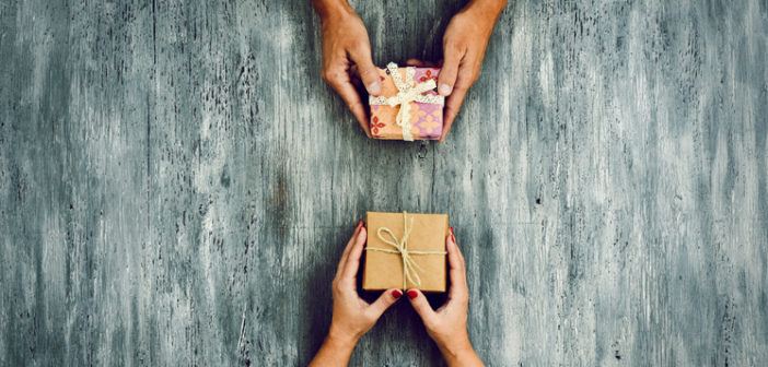 Zwei Weihnachtsgeschenke werden getauscht