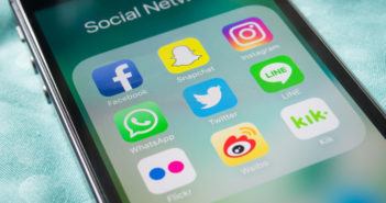 Smartphone mit geöffnetem Social Media Ordner auf dem Bildschirm