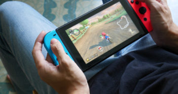 Mann der Nintendo Switch spielt