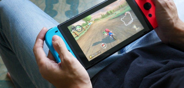 Mann der Nintendo Switch spielt