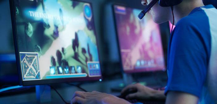 eSport Team spielt am Computer