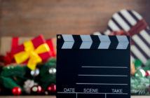 Filmklappe vor Weihnachtsdeko und Geschenken