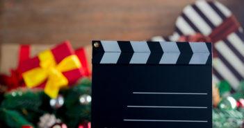 Filmklappe vor Weihnachtsdeko und Geschenken