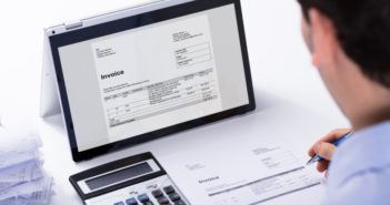 Rechnungen schreiben – das ist zu beachten Ein Mann schreibt am PC Rechnungen