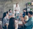 Meeting eines Teams welches Spaß hat
