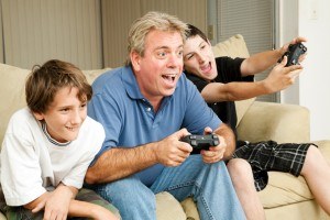 Familie spielt zusammen