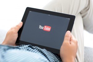 Mann guckt YouTube auf Tablet