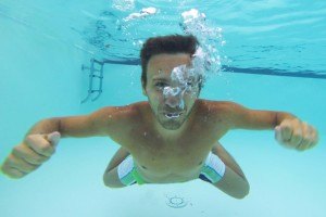 Mann unter Wasser
