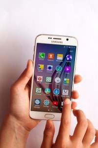 Frau mit Samsung Galaxy S6