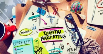 Schreibtisch mit Tools und Notizen fürs Online Marketing