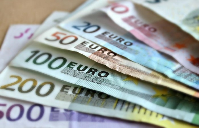 Mehrere Euro-Scheine liegen übereinander in Reihe
