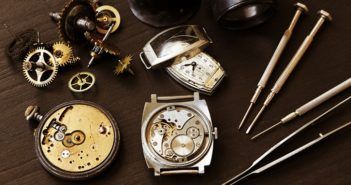 Uhren selbst reparieren – eine Anleitung auseinander genommene uhr mit werkzeug